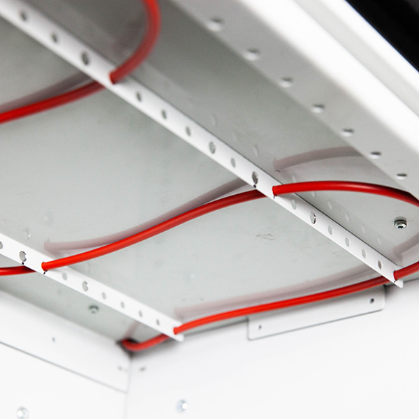 Brandblussysteem met blusslangen zigzaggend onder legborden